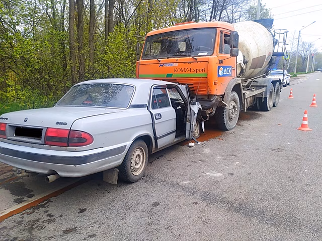 В Воронеже при столкновении с бетономешалкой погиб водитель «Волги»