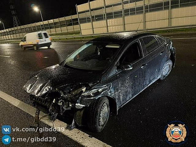 На окружной Калининграда автомобилистка на высокой скорости вылетела в отбойник, её госпитализировали