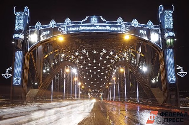 В Петербурге Дворцовый и Большеохтинский мосты украсят к новогодним праздникам за 12,4 млн рублей