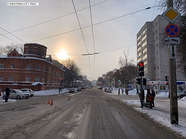 В центре Кирова молодой человек на «Дэу Матиз» проехал на «красны» и сбил женщину
