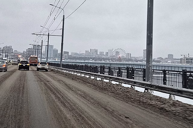 Новосибирцам разрешили ходить по тротуарам на Октябрьском мосту