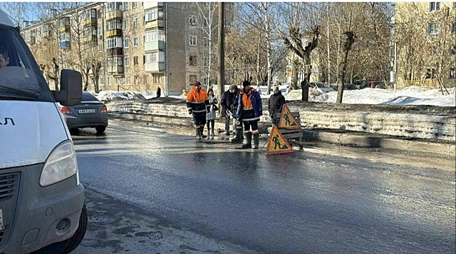 В Кирове взялись за проверку колодцев на дорогах