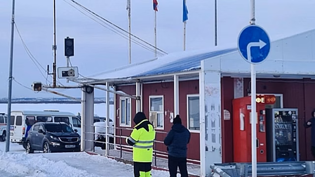 Переправа открыта, «подушки» уходят на отдых: на Ямале стартовал сезон зимников. ВИДЕО