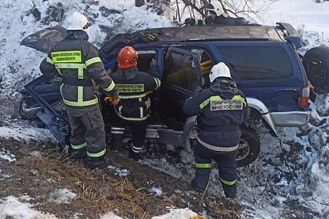 На Сахалине пожарные предотвратили возгорание опрокинутого в кювет автомобиля