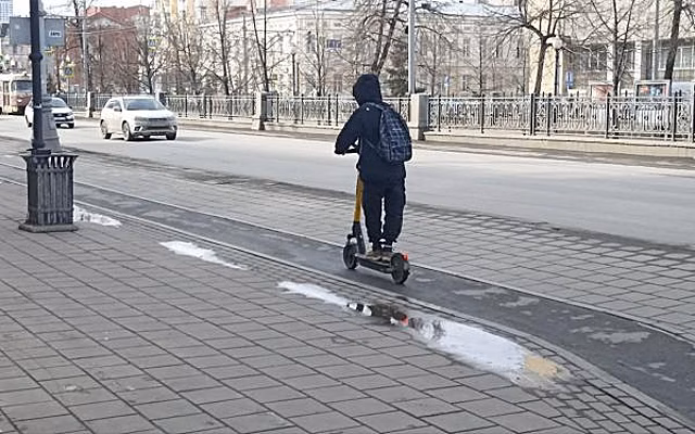 Пожилая петербурженка оказалась в больнице после встречи с самокатчиком на Троицком мосту
