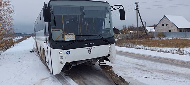 «Нива» врезалась в автобус под Калугой