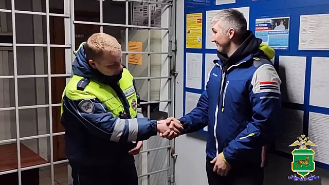В Еврейской автономной области экипаж ДПС оказал помощь водителю съехавшего в кювет авто и школьнику, получившему травму на улице