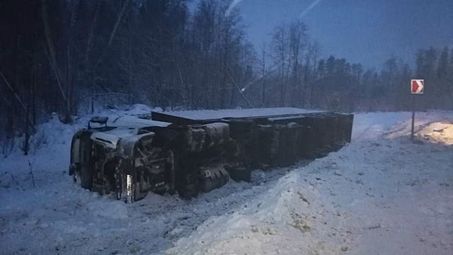Грузовик и автобус перевернулись на вологодской трассе 