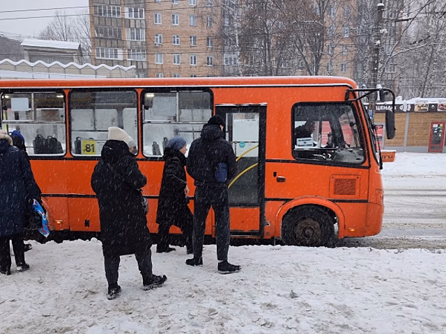 В первый снежный день в Екатеринбурге пассажирский автобус попал в аварию