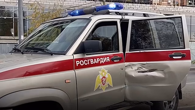 В Салехарде мотоциклист врезался в машину Росгвардии. ВИДЕО