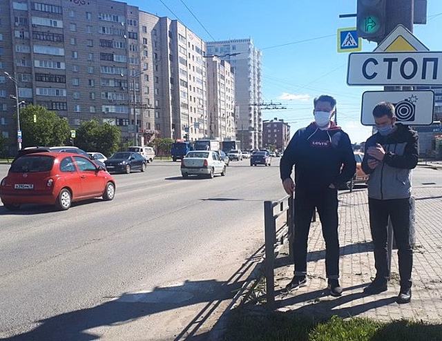 Старая лестница, незаконная реклама и дорога с несколькими хозяевами: глава Ижевска прогулялся по центру города