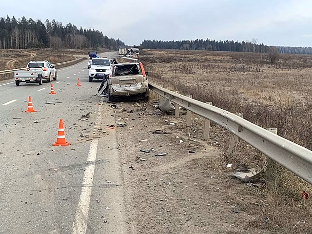Водитель «МАЗа» врезался в три машины на трассе в Удмуртии и сбежал с места аварии