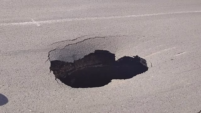 Саратовцы предложили к приезду Мишустина закрыть дыру в асфальте баннером