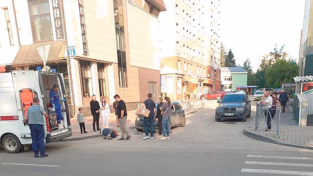 В Новосибирске водитель электросамоката попал под Volkswagen Golf и был госпитализирован