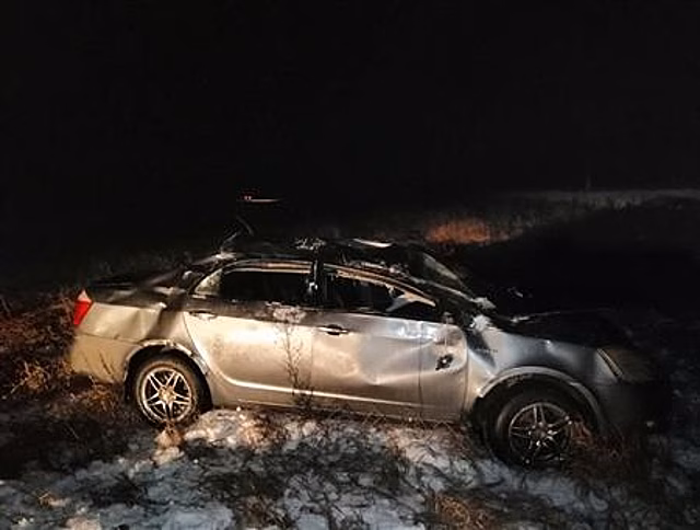 Под Сызранью погиб водитель опрокинувшейся в кювет легковушки и пострадал его пассажир