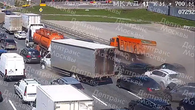 Видео с моментом массового ДТП на МКАД появилось в Сети