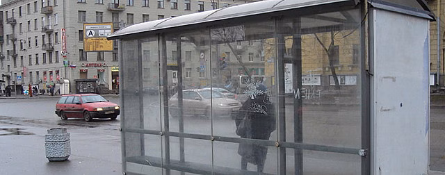 Петербуржцы вынуждены самостоятельно обустраивать остановки после транспортной реформы Смольного