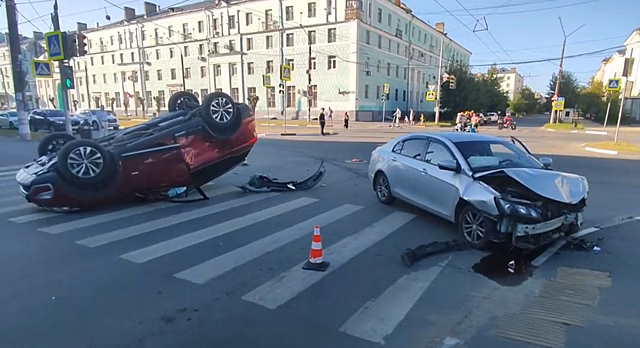ДТП с «перевертышем» случилось на улице Грибоедова в Дзержинске