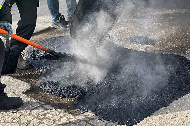 В Кисловодске впервые применили литой асфальт в зимнем ремонте дорог
