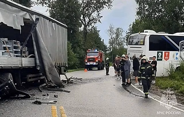 В Ивановской области автобус с кировской командой "Факел" попал в ДТП