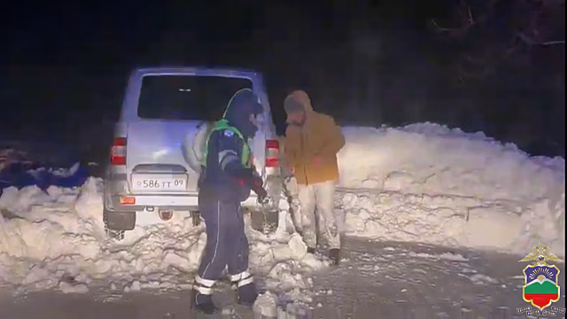 В Карачаево-Черкесии автоинспекторы помогли двум братьям вызволить застрявший в снегу внедорожник
