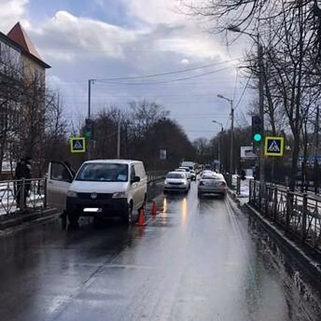 На одном из переходов Аллеи Смелых под колёса авто попала 9-летняя девочка