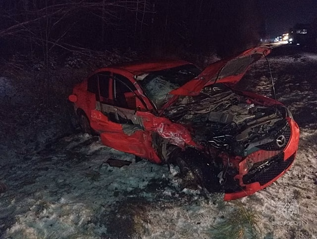 В Юрьянском районе спасатели вытащили пассажира и погибшего водителя из разбитого авто