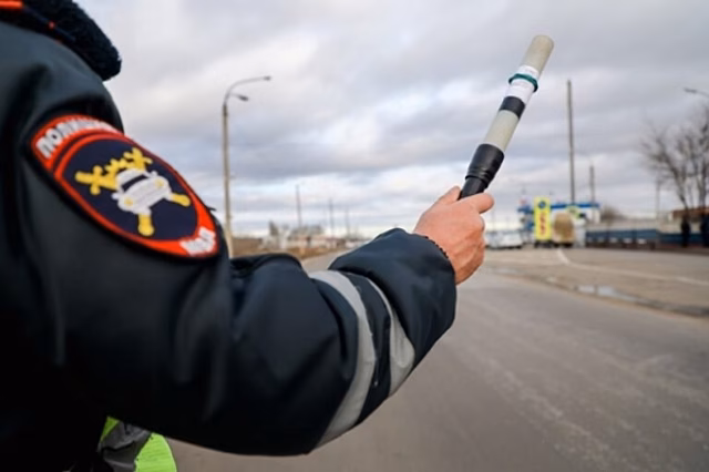На трассе в Волгоградской области опрокинулась легковушка