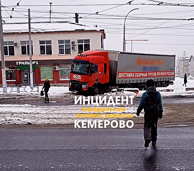 Фура перегородила оживленный кемеровский проспект