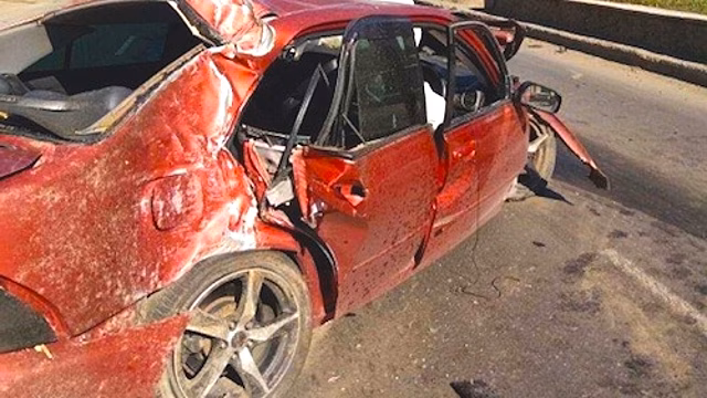 В Омске водитель Lexus врезался в столб на проспекте Мира