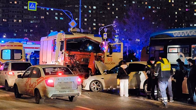 Грузовик протаранил автобус и три легковые машины на юге Москвы