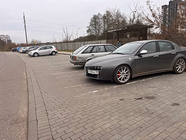 Всё заполонили авто из соседнего ЖК: жители Новгородской пожаловались на нехватку парковочных мест
