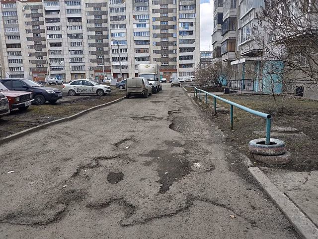 Жители Ленинского района жалуются на «убитую» дорогу во дворе жилого дома
