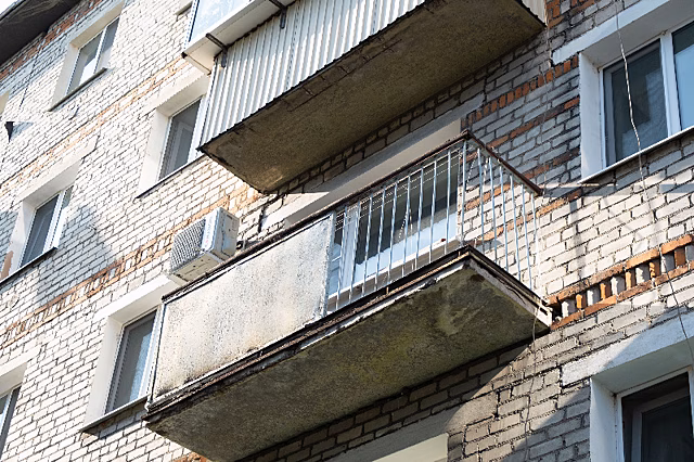В Белогорске из окна четвёртого этажа выпала пожилая женщина