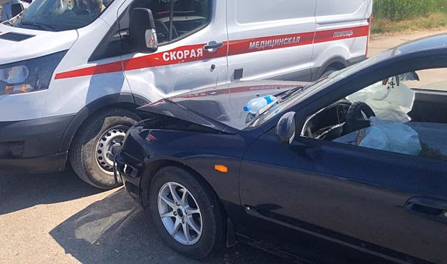 В Волгограде в ДТП со скорой и иномаркой пострадал человек