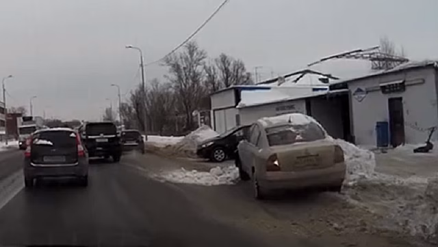 В Пензе автомобилист на ровном месте угодил в сугроб