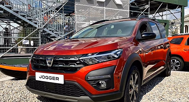 Jogger - сменщик Lada Largus в России. 7 мест, багажник на 712 л и клиренс 200 мм.