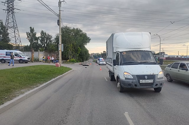 Молодой парень погиб в Екатеринбурге, упав с электросамоката под колеса "ГАЗели"