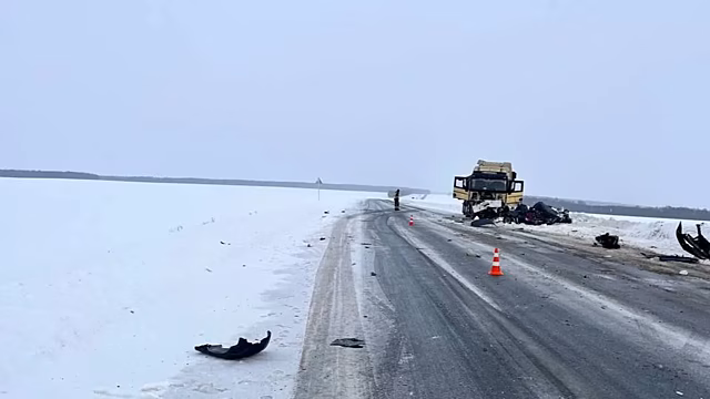 Lada Vesta врезалась в тягач Shacman в Самарской области