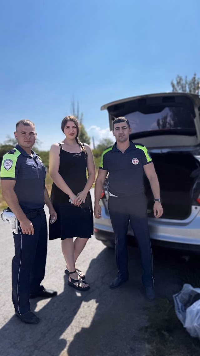 В Ростовской области гаишники помогли автоледи заменить колесо
