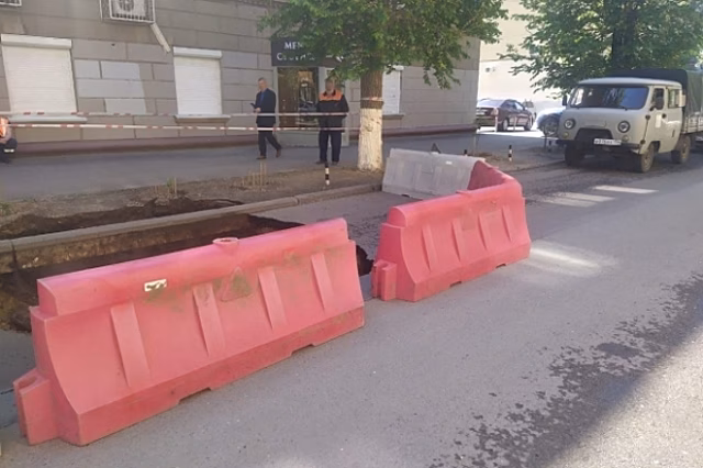 Провалившуюся в центре Волгограда дорогу полностью восстановят