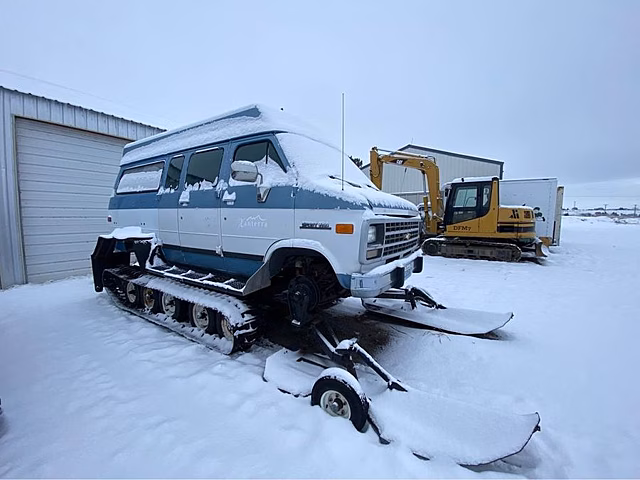 Йеллоустонский парк продаёт полугусеничный автобус Chevrolet G30 Snowcat Snowcoach