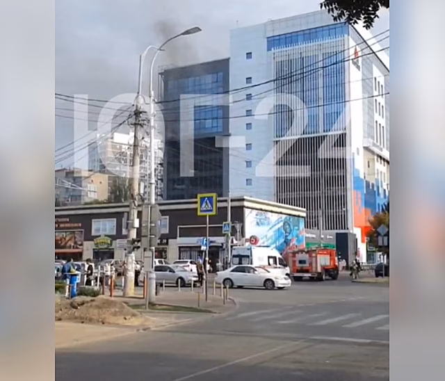 Две машины вспыхнули на многоуровневой парковке в Краснодаре
