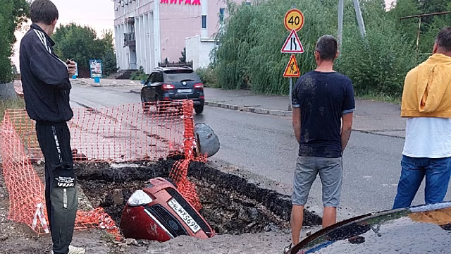 Во время ливня в Саратове иномарка целиком провалилась в яму