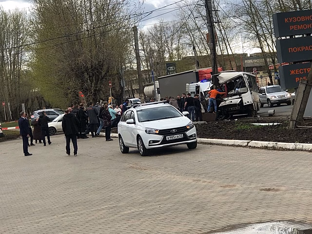 В Кирове на Производственной автобус влетел в столб