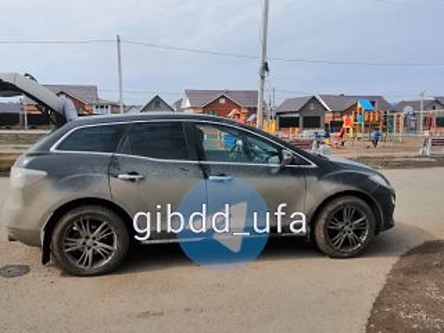 В пригороде Уфы ребенок на электросамокате врезался в «Мазду»