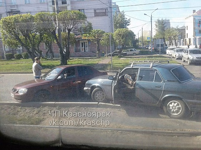 Красноярский водитель топором разбил авто виновника ДТП
