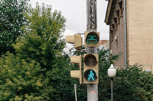 Десятки светофоров Екатеринбурга оснастят интеллектуальными системами
