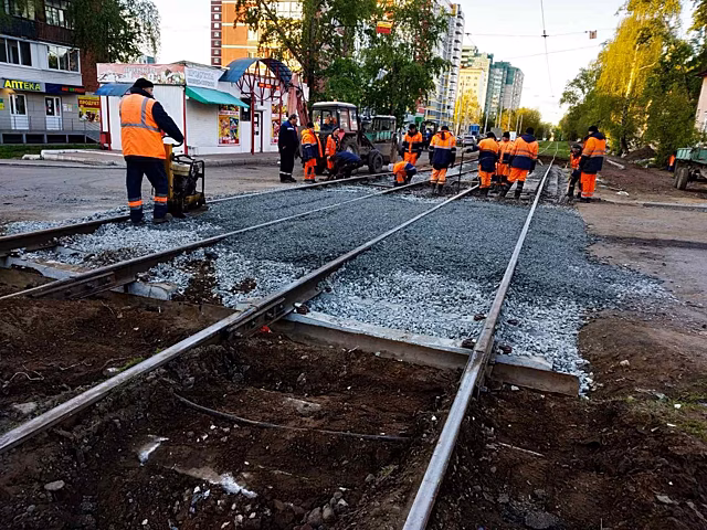 В Ижевске переложили 100 метров рельсов на перекрёстке улиц Школьной и 9-й Подлесной