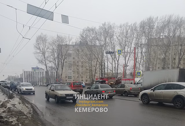 "ГАЗель" задымилась на кемеровской улице